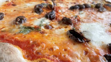 Lezzetli ve pizza yemeye hazır.