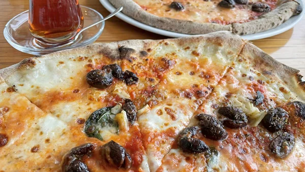 Close Delicious Ready Eat Pizza — Stock Photo, Image