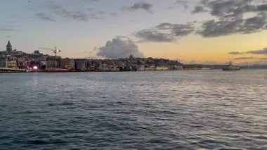 İstanbul, Hindi-Eylül 30. 2021. İstanbul Rüya Şehri. İstanbul 'da şehir manzarası, eski şehir ve galata kulesi manzarası. 
