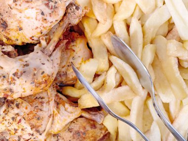 Kızarmış tavuk butları ve patates kızartması.