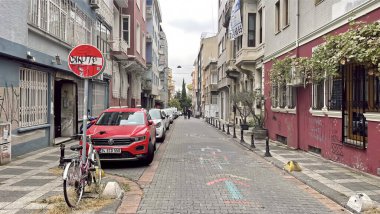 İstanbul 'da eski ve tarihi binaları ve dar sokakları ile Kadıköy ilçesinden 10 Ekim 2021 Manzarası.