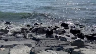 İstanbul 'daki Mara Denizi' nde deniz, uçurum ve deniz kirliliği.