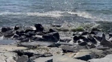 İstanbul 'daki Mara Denizi' nde deniz, uçurum ve deniz kirliliği.
