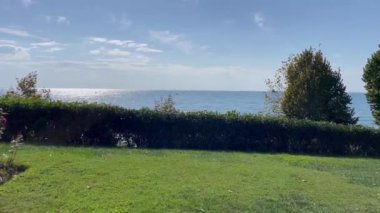 Florya, İstanbul, 16 Ekim 2021. Marmara Sahili manzaralı, sonbahar sezonunda güneşli bir hafta sonu İstanbul 'da..