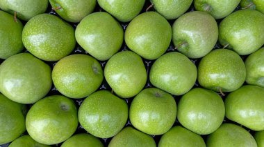 Büyükanne Smith Apple 'ı market tezgahında kapatın.