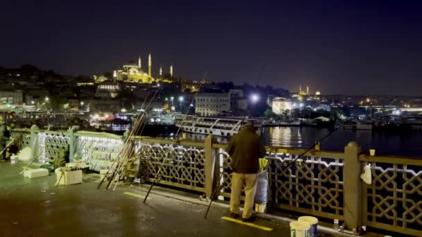 トルコ イスタンブール2021年10月2日早朝のガラタ橋とイスタンブール旧市街の景色でアマチュア漁師 — ストック動画