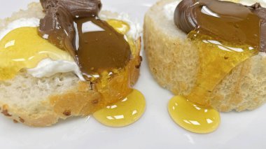 Hazır yemek ve lezzetli taze ekmek dilimlenmiş bal, krema, kakao kreması 