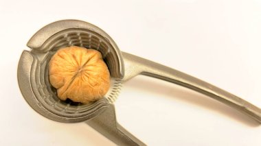 Yakın plan kabuklu ceviz ve fındıkkıran. 