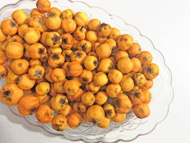 Tabaktaki dikenleri yemeye hazır yakın plan.