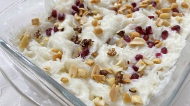 Yakın çekim hazır yemek ve lezzetli geleneksel Türk tatlıları, Gullac.