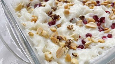 Yakın çekim hazır yemek ve lezzetli geleneksel Türk tatlıları, Gullac.