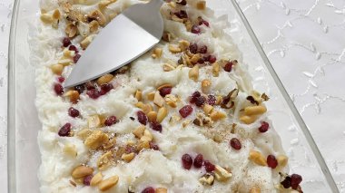 Yakın çekim hazır yemek ve lezzetli geleneksel Türk tatlıları, Gullac.