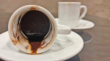 Beyaz kahve fincanları ve Türk kahvesi.