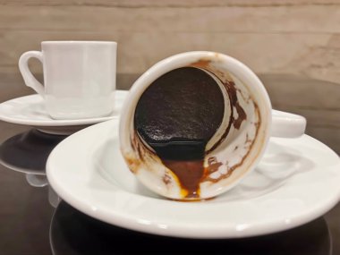 Beyaz kahve fincanları ve Türk kahvesi.