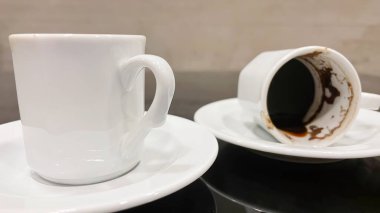 Beyaz kahve fincanları ve Türk kahvesi.