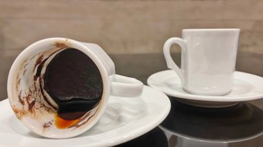 Beyaz kahve fincanları ve Türk kahvesi.