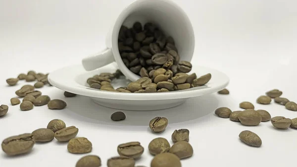 白いコーヒー カップ コーヒー豆の焙煎 — ストック写真