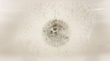 Su ve sabun köpüğü lavaboda.