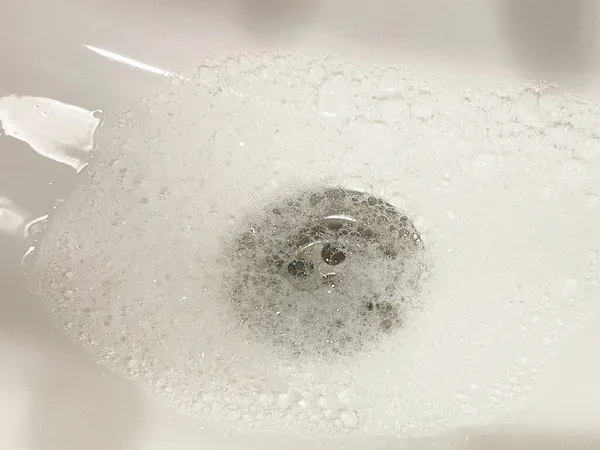 Wasser Und Seifenschaum Waschbecken — Stockfoto