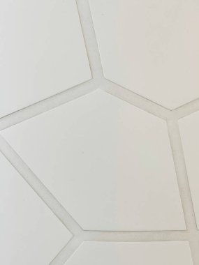 Geometrik desenli beyaz fayansları kapat