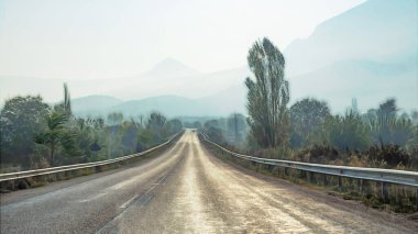 Arka plan için doğanın nefes kesici güzelliği. Doğa ve ulaşım yolu..