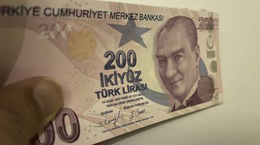Beyaz zemin üzerinde Türk lirası banknotları