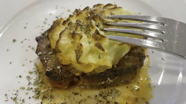 Patates püresi ve kızarmış biftek.