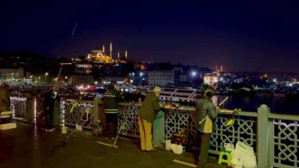 トルコ イスタンブール2021年11月4日早朝のガラタ橋のアマチュア漁師 — ストック動画