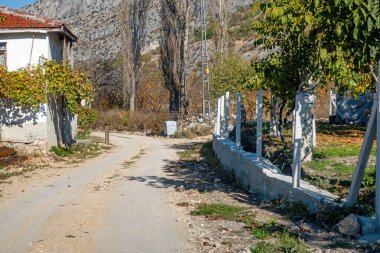 Bilecik, Türkiye - 30 Ekim 2021 Bilecik ilinin Harmankoy köyü, Türkiye 'nin yeşil doğası ve doğal güzellikleri ile