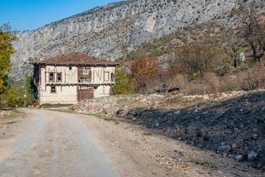 Bilecik, Türkiye - 30 Ekim 2021 Bilecik ilinin Harmankoy köyü, Türkiye 'nin yeşil doğası ve doğal güzellikleri ile