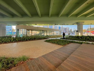 İstanbul 'un en önemli meydanlarından biri olan Mecidiyekoy Meydanı, 5 Kasım 2021. Yeni peyzaj mimarisi olan meydanın manzarası..