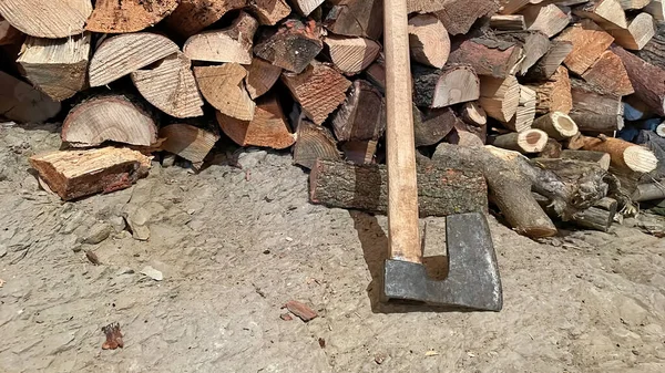 Axt Und Holzschlag Auf Dem Bauernhof — Stockfoto