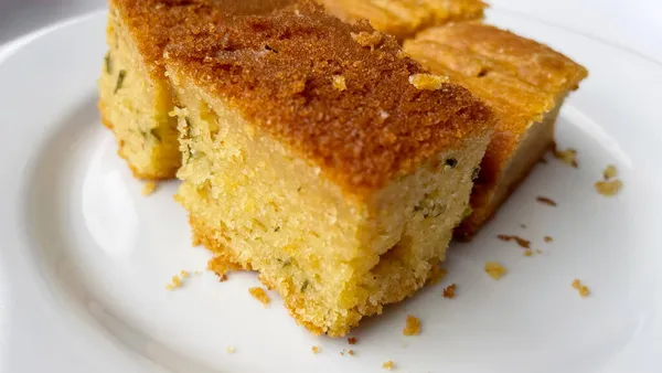 Cerrar Listo Para Comer Pan Maíz Rodajas Plato Blanco — Foto de Stock