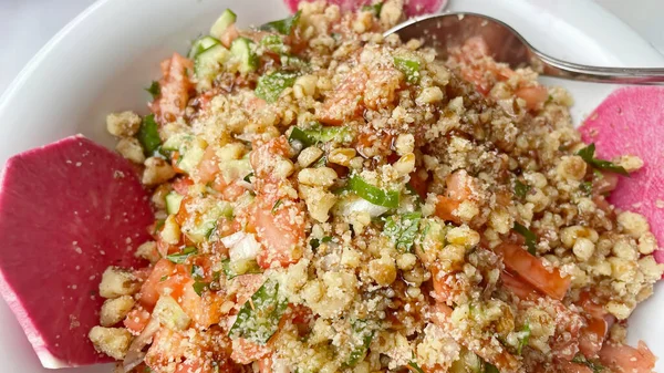 Fertig Zum Essen Türkischer Salat Gavurdagi Salat Auf Weißem Teller — Stockfoto