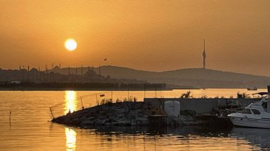 İstanbul, 13 bin 2021. İstanbul, Avrupa ve Asya kıtaları arasındaki rüya şehir. Yağlı boya efektli şehir manzarası. 