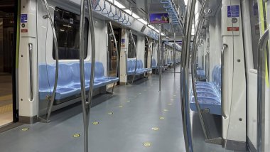 İstanbul, hindi-Eylül 21.2021 İstanbul 'un modern ulaşım sistemi. İstanbul metro iç görünümü. 