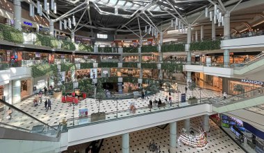 Basaksehir, istanbul, Türkiye-23 Ekim 2021 İstanbul Mall of istanbul 'dan iç manzara, Basaksehir ilçesindeki insan ve perakende mağazaları.
