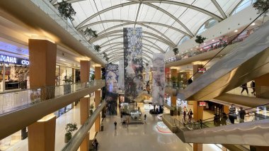 Atakoy, istanbul, Türkiye - 11 Temmuz 2021 Aplus alışveriş merkezinden iç görüntü, Atakoy ilçesindeki insanlar ve perakende mağazaları.