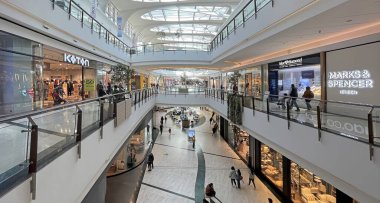 Basaksehir, istanbul, Türkiye-23 Ekim 2021 İstanbul Mall of istanbul 'dan iç manzara, Basaksehir ilçesindeki insan ve perakende mağazaları.