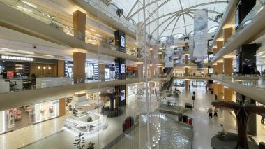 Atakoy, istanbul, Türkiye - 11 Temmuz 2021 Aplus alışveriş merkezinden iç görüntü, Atakoy ilçesindeki insanlar ve perakende mağazaları.
