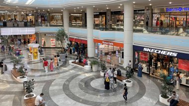 Florya bölgesindeki Aqua alışveriş merkezinin iç manzarası, insanlar ve perakende mağazaları.