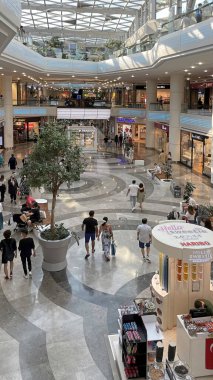 Florya bölgesindeki Aqua alışveriş merkezinin iç manzarası, insanlar ve perakende mağazaları.