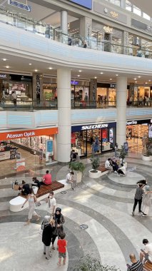 Florya bölgesindeki Aqua alışveriş merkezinin iç manzarası, insanlar ve perakende mağazaları.