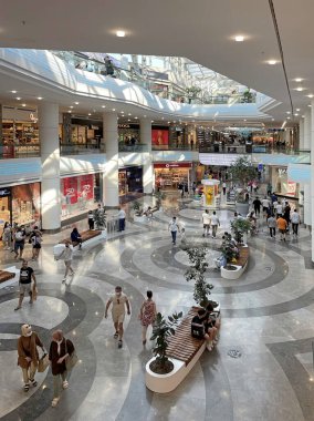 Florya bölgesindeki Aqua alışveriş merkezinin iç manzarası, insanlar ve perakende mağazaları.