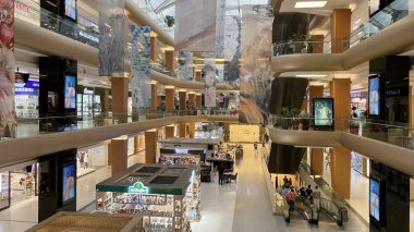 Atakoy, istanbul, Türkiye - 11 Temmuz 2021 Aplus alışveriş merkezinden iç görüntü, Atakoy ilçesindeki insanlar ve perakende mağazaları.