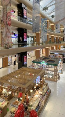 Atakoy, istanbul, Türkiye - 11 Temmuz 2021 Aplus alışveriş merkezinden iç görüntü, Atakoy ilçesindeki insanlar ve perakende mağazaları.