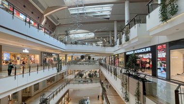 Basaksehir, istanbul, Türkiye-23 Ekim 2021 İstanbul Mall of istanbul 'dan iç manzara, Basaksehir ilçesindeki insan ve perakende mağazaları.