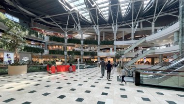 Basaksehir, istanbul, Türkiye-23 Ekim 2021 İstanbul Mall of istanbul 'dan iç manzara, Basaksehir ilçesindeki insan ve perakende mağazaları.