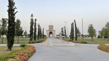 İstanbul, 9 Ağustos 2021. Atakoy Halk Parkı 'ndan modern ve tarihi bina manzarası..