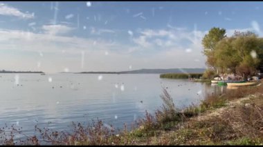 Golyazi, Bursa, Türkiye - 13 Kasım 2021 Uluaabat gölü ve Bursa, Türkiye 'de doğal güzelliklere sahip Golyazi köyü